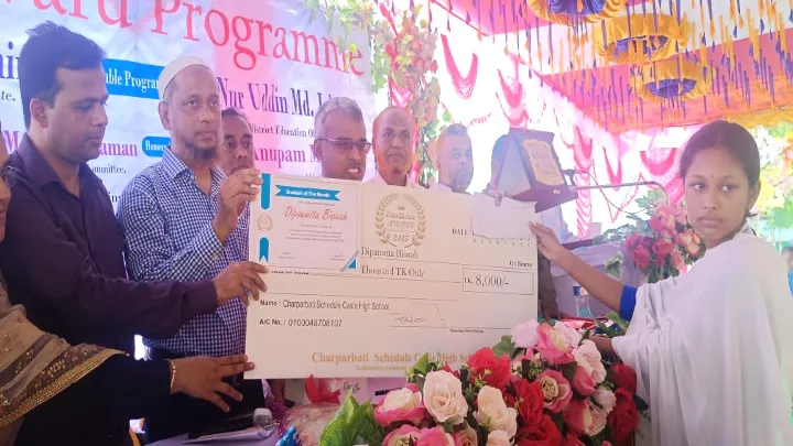 নোয়াখালী,  কৃতি,  শিক্ষার্থী,  সম্মাননা, ক্রেস্ট প্রদান
